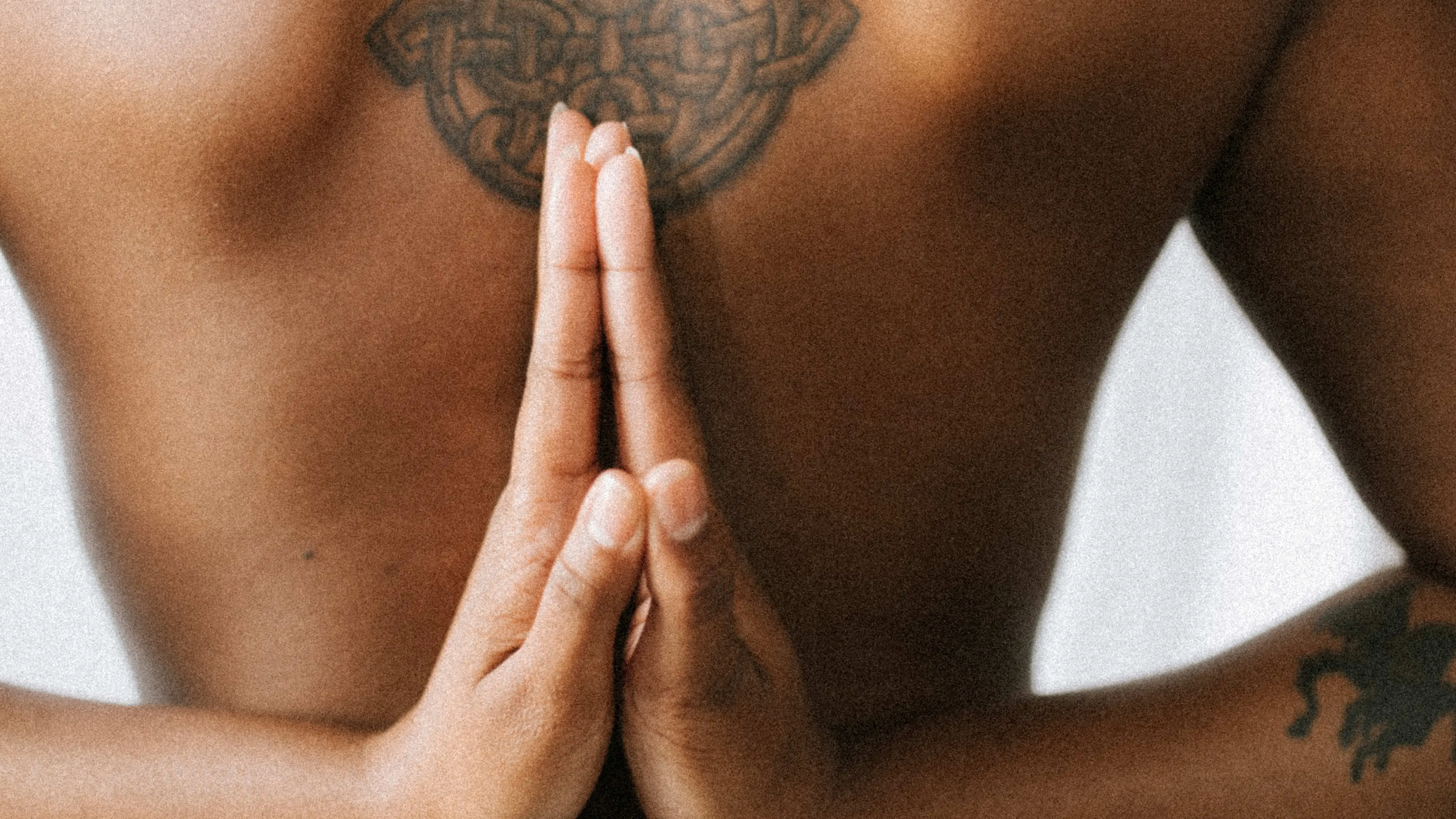 En la imagen, una mujer practica yoga y nos muestra su tatuaje