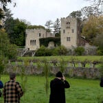Varios fotógrafos realizan imágenes del Pazo de Meirás el día en que comenzó a realizarse el inventario de bienes de la finca