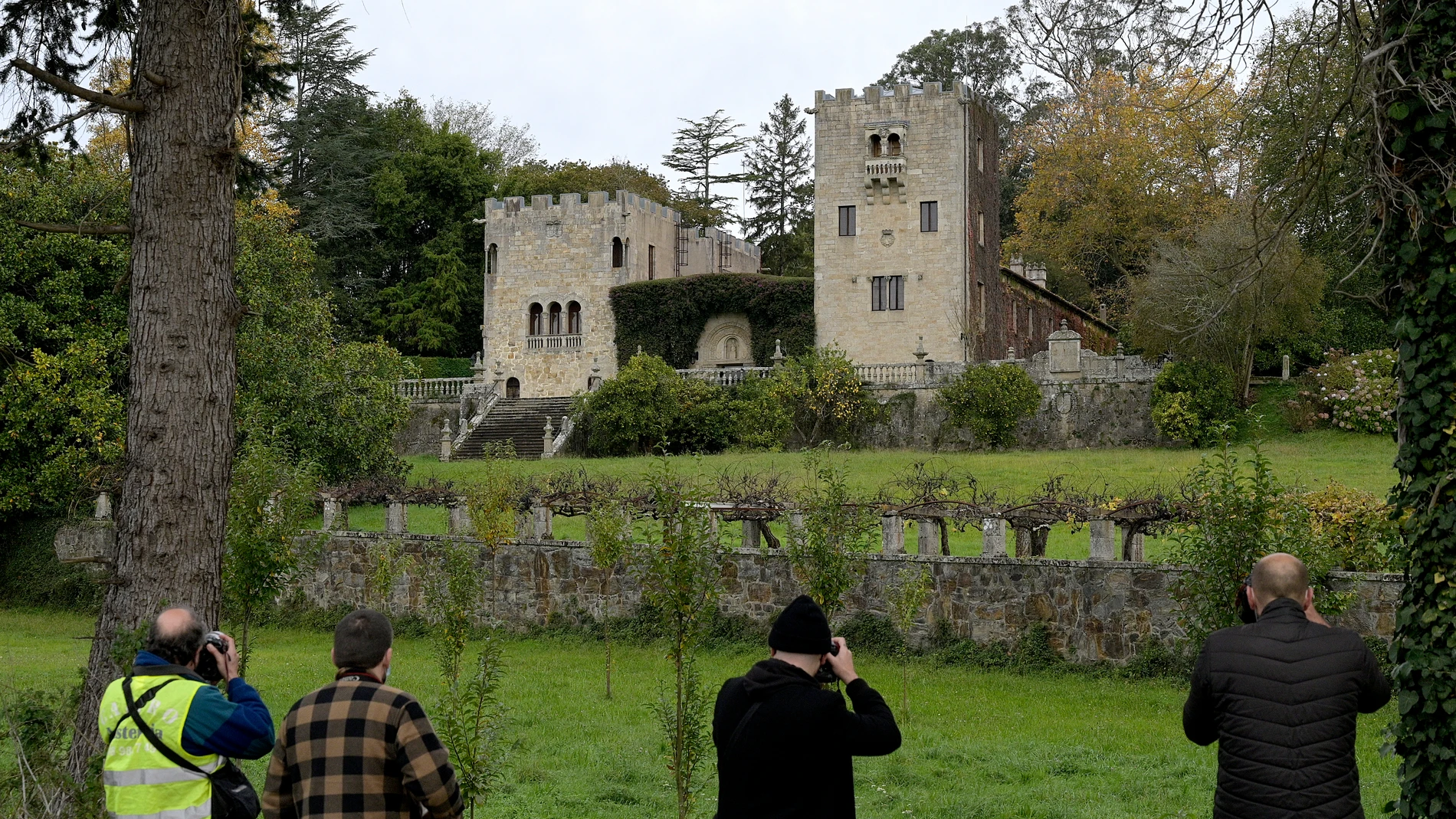 Varios fotógrafos realizan imágenes del Pazo de Meirás el día en que comenzó a realizarse el inventario de bienes de la finca