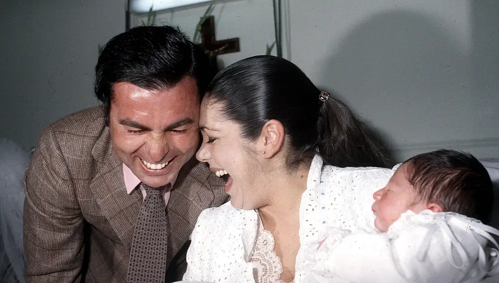 LA CANTANTE ISABEL PANTOJA Y EL TORERO FRANCISCO RIVERA " PAQUIRRI " EN EL DIA DEL NACIMIENTO DE SU HIJO FRANCISCO JOSE RIVERA PANTOJA