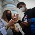 Jóvenes mirando sus smarthphones | Fuente: Alberto R. Roldán