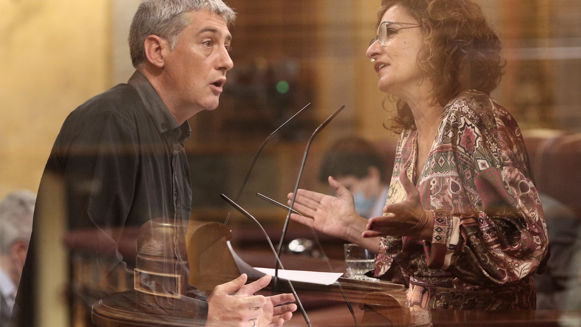 Montaje del diputado de EH Bildu en el Congreso, Oskar Matute, y la ministra portavoz y de Hacienda, María Jesús Montero