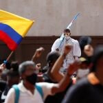 AME7655. CALI (COLOMBIA), 12/11/2020.- Bailarines de salsa realizan un plantón pidiendo que en Cali se celebre la tradicional feria de fin de año de manera virtual, hoy en Cali (Colombia). Aunque algunos sectores de la comunidad están en contra de una feria virtual, argumentando que los recursos que se destinan para tal efecto los pueden utilizar en otras áreas, los bailarines insisten en que esta feria puede ayudar a recuperar las perdidas a causa de la pandemia de la COVID-19. EFE/ Ernesto Guzmán Jr.