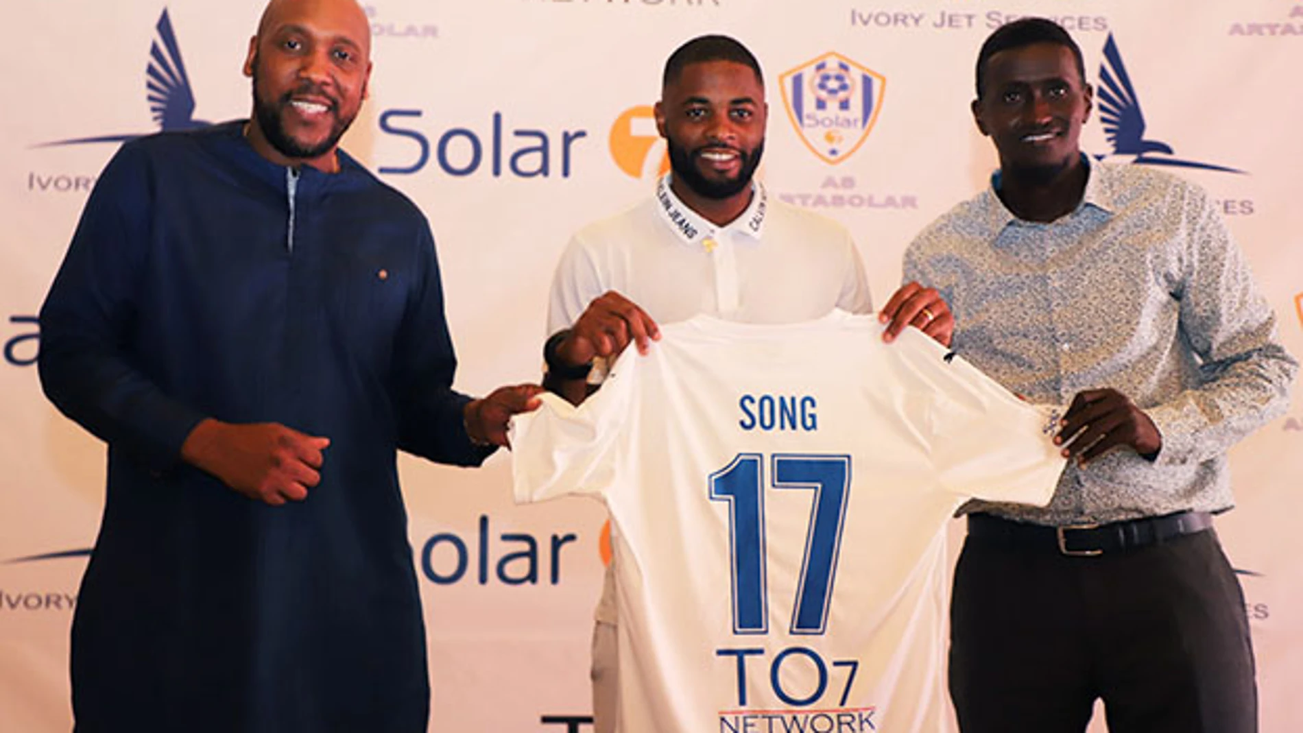 Alex Song, en su presentación como jugador del AS Arta Solar 7 de Yibuti.
