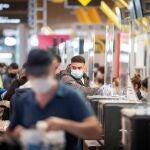 Pasajeros en la terminal T-4 del Aeropuerto Adolfo Suárez Madrid-Barajas este jueves