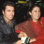 LA CANTANTE ISABEL PANTOJA Y EL TORERO FRANCISCO RIVERA " PAQUIRRI " EN UN AEROPUERTO