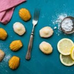 En la imagen, el proceso de elaboración de unas pastas de té.