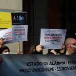 Empleados y empresarios de la hostelería protestan delante del Ministerio de Trabajo