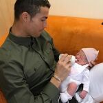 Cristiano Ronaldo con Alana Martina en brazos