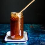 En la imagen, un bote de miel.