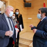 El gerente regional de Salud, Manuel Mitadiel, dialoga con varios procuradores en las Cortes regionales
