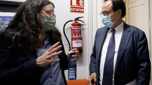 Oltra y el conseller, Vicent Soler, posaron tras el pleno del Consell escenificando una tregua