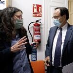 Oltra y el conseller, Vicent Soler, posaron tras el pleno del Consell escenificando una tregua