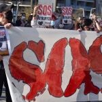 Trabajadores de la hostelería se han vuelto a concentrar este viernes frente al Ayuntamiento de Bilbao en demanda de soluciones al cierre temporal de sus negocios impuesto por el Gobierno Vasco a causa del Coronavirus.