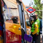 Unos sanitarios del Samur trabajando en las inmediaciones del Metro de Usera