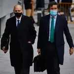 El exministro de Interior Jorge Fernández Díaz (izda.), acude el careno con Francisco Martínez en la Audiencia Nacional el pasado noviembre