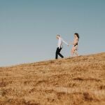 En la imagen, una pareja dando un paseo.