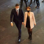 La presidenta de Navarra, María Chivite, y el presidente del Gobierno, Pedro Sánchez, acceden a la sede del Gobierno foral, en Pamplona, Navarra