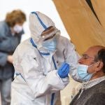 Vecinos de la localidad de Arnada de Duero (Burgos) se someten a un cribado masivo para la detección de la covid-19