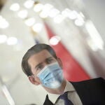 Vienna (Austria), 14/11/2020.- Austrian Chancellor Sebastian Kurz wears a mask during a press conference at the Austrian Chancellery in Vienna, Austria, 14 November 2020. The Austrian government announces to tighten and extend the current lockdown to slow down the ongoing pandemic of the COVID-19 disease caused by the SARS-CoV-2 coronavirus. Stricter measures include restrictions concerning the movement of individuals and the closing of all non essential businesses and educational institutions. (Viena) EFE/EPA/CHRISTIAN BRUNA