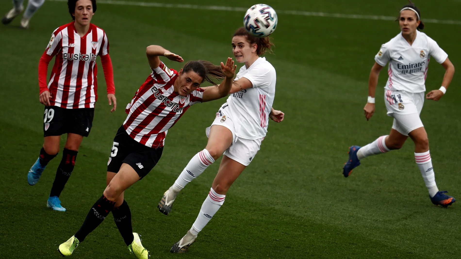 Teresa Abelleira (2d), del Real Madrid y Naroa Uriarte (2i), del Athletic Club, durante el partido de la octava jornada de la Liga de Fútbol Femenino