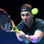 Nadal golpea un revés en su partido ante Rublev