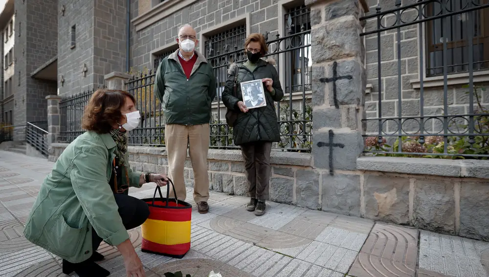 Paz Prieto junto a sus hermanos Javier y Pilar Prieto en el mismo sitio donde aseinaron a su padre, el teniente coronel y exjefe de la Policía Foral José Luis Prieto Gracia.