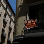 Un balcón en el barrio de Chueca en el que se anuncia el alquiler de una habitación