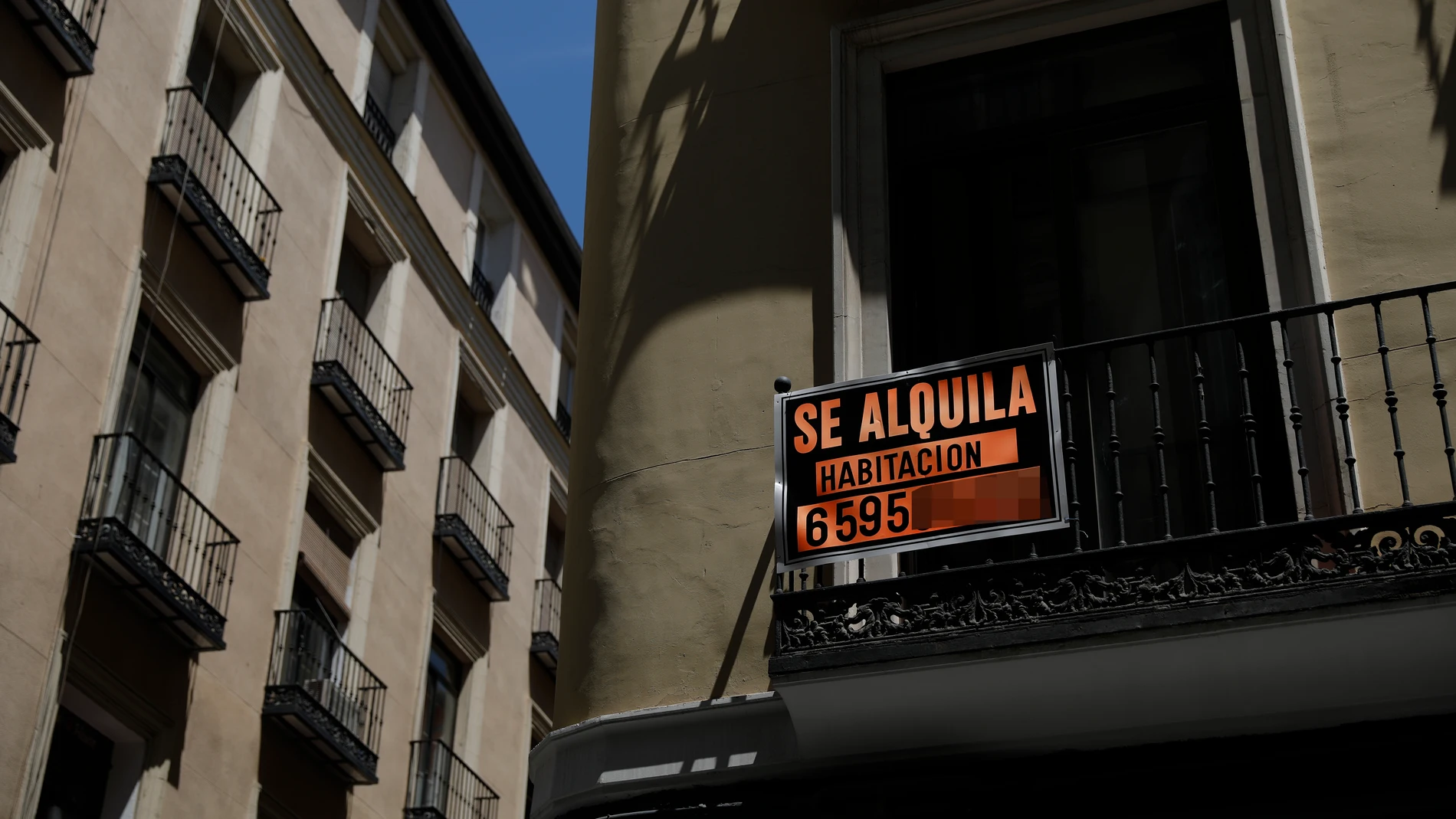 Un balcón en el barrio de Chueca en el que se anuncia el alquiler de una habitación