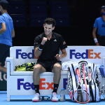 Thiem celebra su triunfo ante Tsitsipas, todavía en la pista. Después, se fue al vestuario y siguió trabajando