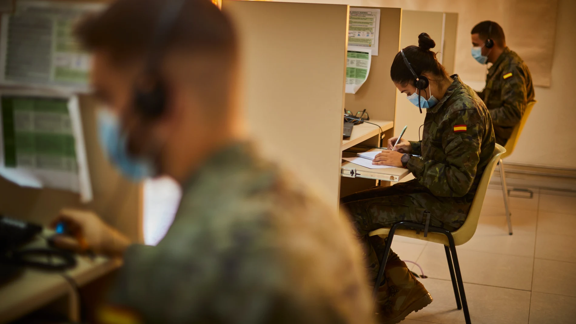 Profesionales del Ejercito de Tierra realizan tareas de rastreo en un cuartel en el barrio de Fuencarral