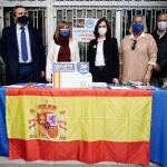 La presidenta regional, Isabel Díaz Ayuso, y el consejero de Educación y Juventud, Enrique Ossorio, en la recogida de firmas del PP contra la Ley Celaá