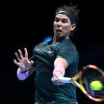 Nadal golpea una derecha en su estreno en la Copa Masters ante Rublev