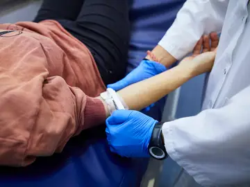 Una donante se prepara para donar sangre en un dispositivo de Cruz Roja Una donante se prepara para donar sangre en un dispositivo de Cruz Roja