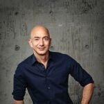 MADRID, 15/11/2020.- Imagen facilitada por la Editorial Planeta del fundador de Amazon, Jeff Bezos. "Crea y Divaga. Vida y reflexiones de Jeff Bezos", de la editorial Planeta, es el título de este libro que se publicará simultáneamente en 20 países, el próximo 19 de noviembre y del que la Agencia Efe publica este domingo un adelanto con su capítulo "Por qué dejé un fondo de inversión" (disponible en www.efe.com), en el que el empresario cuenta cómo comenzó su aventura.Prologado por el periodista Walter Isaacson, el libro cuenta cómo Jeff Bezos llegó a crear Amazon, una empresa que distribuye 10.000 millones de artículos al año en todo el mundo, una tienda abierta 24 horas todos los días del año, y relata su trayectoria y reflexiones. EFE/Planeta *****SÓLO USO EDITORIAL </picture></a><div class=