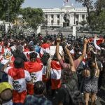 Ciudadanos celebran el domingo la renuncia de Manuel Merino a la Presidencia peruana, en Lima