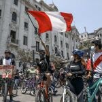 Ciudadanos celebran la renuncia de Manuel Merino a la Presidencia peruana en Lima