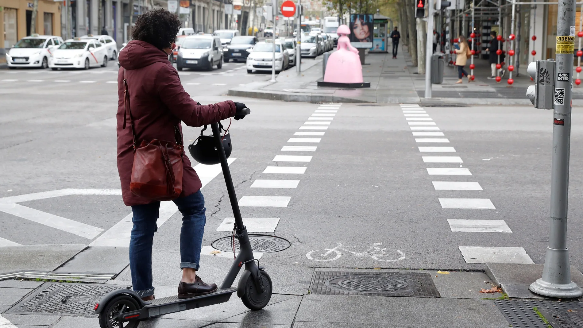 La difícil convivencia entre peatones y patinetes eléctricos se saldó con más de 8.000 multas el año pasado en Barcelona