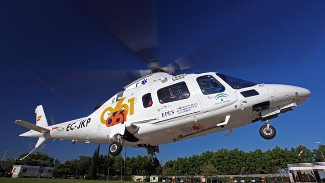 Imagen de un helicóptero del 061 que opera en Andalucía