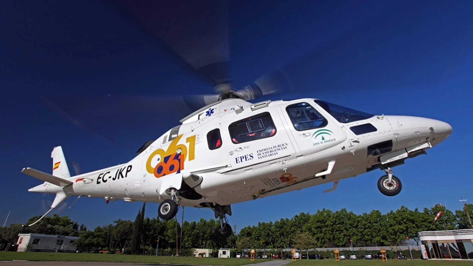 Imagen de un helicóptero del 061 que opera en Andalucía