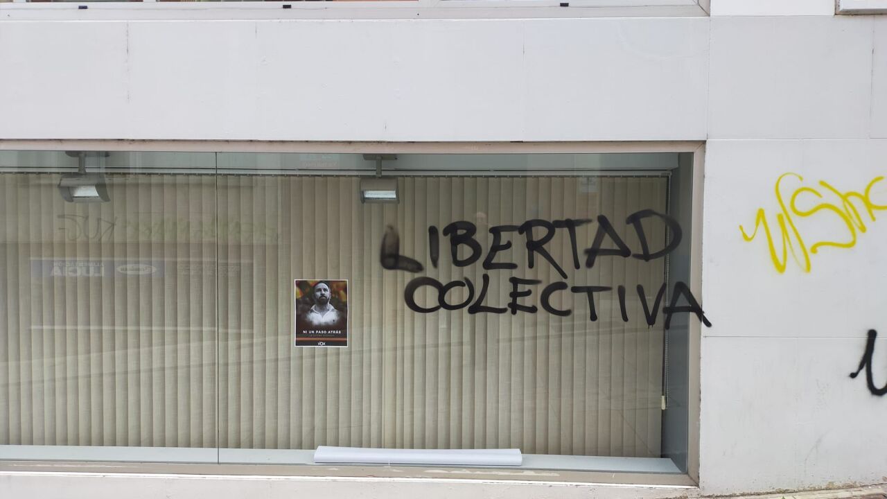 VOX denuncia una pintada en los cristales y la fachada de su sede en Zamora