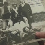 Werner Herzog (abajo a la derecha), a su llegada a París, para ayudar a Lotte Eisner (centro)