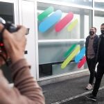El coordinador general de EH Bildu, Arnaldo Otegi (d), llega a la sede de su coalición