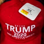 Washington (United States), 16/11/2020.- Make America Great Again hats are on clearance sale at White House Gifts shop across the street from the actual White House in Washington, DC, USA, 16 November 2020. US President Donald J. Trump is still promoting baseless claims of massive voter fraud, alleging that he actually won the election. Nevertheless, the gift shop is selling merchandise highlighting the upcoming inauguration of President-elect Joe Biden and Vice President-elect Kamala Harris. (Estados Unidos, Basilea) EFE/EPA/JIM LO SCALZO