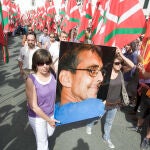 Familiares del fallecido miembro de ETA Jon Anza, portan un retrato del etarra durante un homenaje celebrado en Ciboure (Francia)