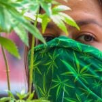 MEX858. CIUDAD DE MÉXICO (MÉXICO), 17/11/2020.- Integrantes de la Federación Cáñamo Marihuana realizan hoy una venta de artículos de marihuana durante una protesta para exigir la legalización del cannabis para uso lúdico y medicinal, en Ciudad de México (México). Activistas advirtieron este martes de que "tomarán" el Senado mexicano si los legisladores no incluyen sus demandas en el debate de la nueva Ley Federal para la Regulación del Cannabis que comienza esta miércoles. Los manifestantes exigen una ley con cuatro características: cultivo libre personal o asociado, posesión simple libre, trato digno y espacios públicos de consumo seguro. EFE/José Pazos