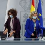 La ministra de Hacienda y portavoz del Gobierno, María Jesús Montero (i), y la vicepresidenta económica, Nadia Calviño, al inicio de la rueda de prensa posterior a la reunión del Consejo de Ministros que ha tenido lugar este martes en Moncloa.