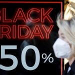 Cartel promocional del Black Friday de 2020.. EFE/Ana Escobar