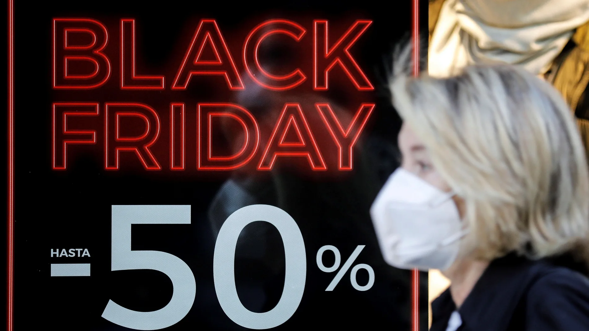Cartel promocional del Black Friday de 2020.. EFE/Ana Escobar