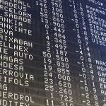 Pantallas muestran la evolución del IBEX35 al cierre de la sesión bursátil